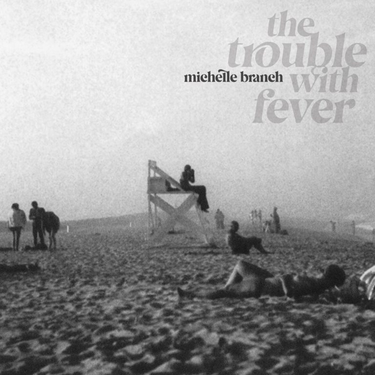 Verwaschenes Schwarz-Weiß-Foto eines Strandes mit Menschen im Dunst, eine Person auf einem Rettungsturm – das melancholische Cover von Michelle Branch’ The Trouble With Fever.