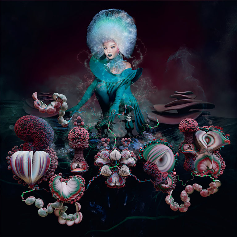 Björk in organischer Fantasy-Szenerie mit schillerndem Pilzkleid, voluminöser weißblauer Frisur und surrealer Vegetation – das Cover von Fossora.