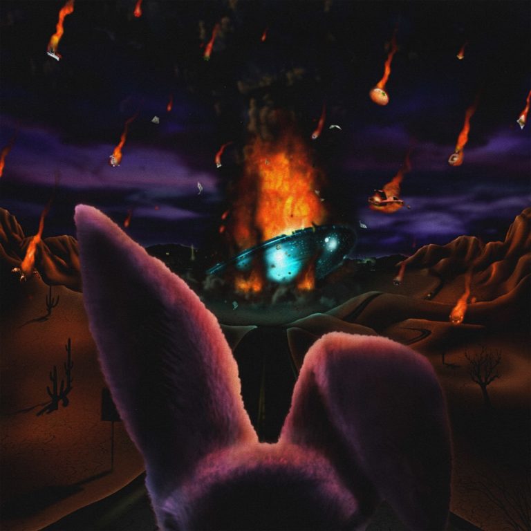 Ein pinkes Hasenmaskottchen blickt auf eine brennende Absturzstelle eines UFOs in surrealer Wüstenlandschaft – das explosive Cover zu $oul $old $eparately von Freddie Gibbs.