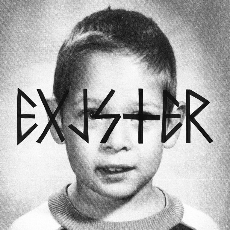 Schwarz-weißes Kinderfoto mit grafisch überlagerter Schrift „EXISTER“ – das Cover des düsteren Industrial-Albums von The Soft Moon, geprägt von Kindheitstrauma und Wüsteneinsamkeit.