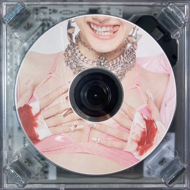 Eine CD zeigt Chloe Moriondos Mund und Oberkörper: Glitzergrillz, pinkes Top, blutige Bandagen – ein popkultureller Schlag ins Gesicht mit einem Lächeln.