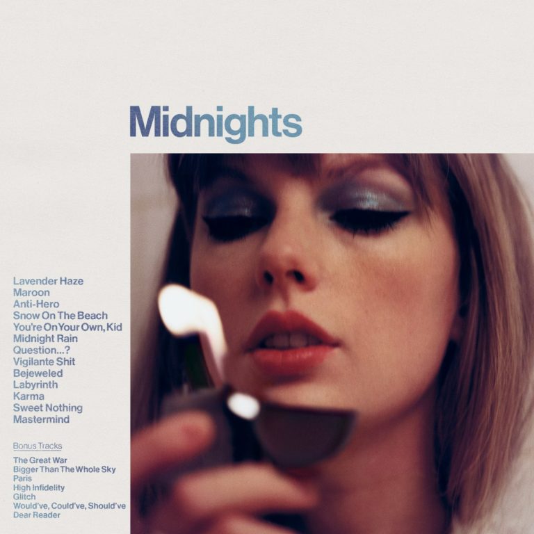 Taylor Swift hält mit sinnlichem Ausdruck ein brennendes Feuerzeug nahe an ihr Gesicht, sie trägt auffälligen blauen Lidschatten – Cover des Albums „Midnights“.