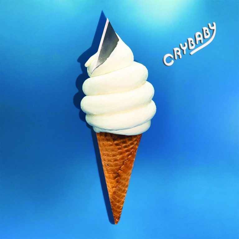 Ein Softeis in einer knusprigen Waffel mit einer Rasierklinge darin steckt vor einem blauen Hintergrund – Cover des Albums „Crybaby“ von Tegan and Sara.