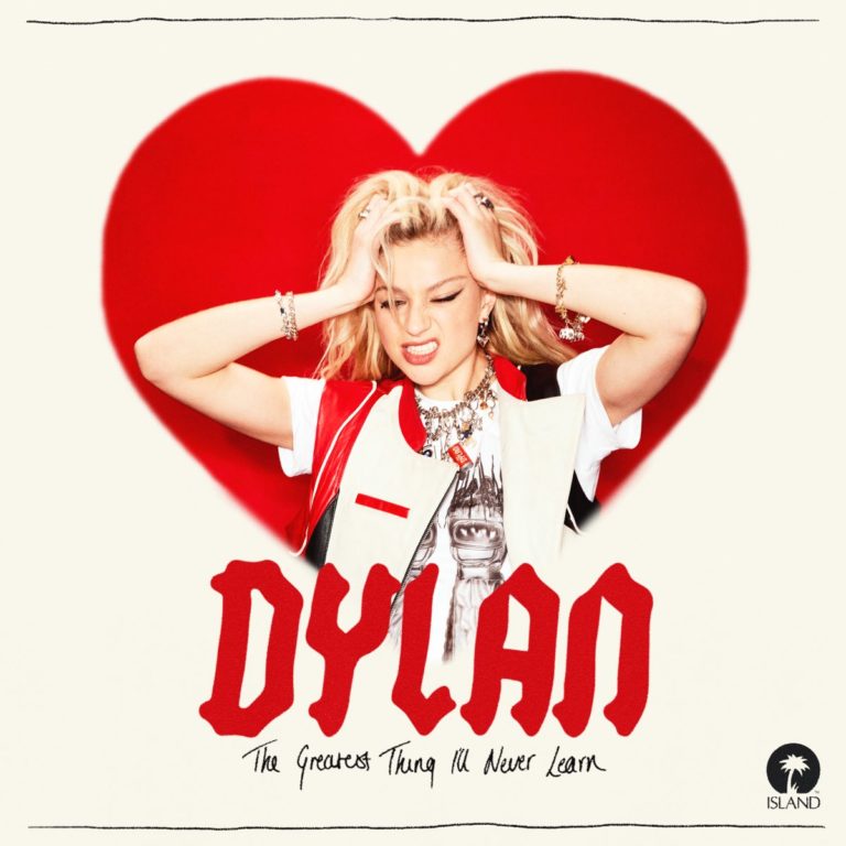 Dylan hält sich vor einem roten Herz-Hintergrund wild und emotional die Haare, mit rebellischem Ausdruck, das Cover ihres Mixtapes „The Greatest Thing I'll Never Learn“.