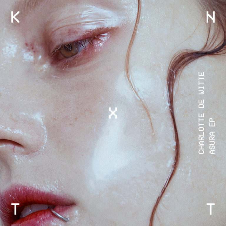 Charlotte de Witte – Asura EP: Drei hypnotische Tracks mit dunklen Chören, Acid-Synthesizern und kraftvollen Basslinien, inspiriert von ihren musikalischen Anfängen.