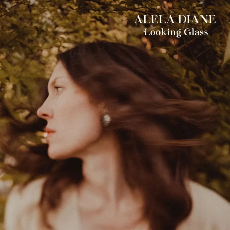 Verschwommene Nahaufnahme von Alela Diane mit wehendem Haar, eingefangen im goldenen Licht der Natur – ein poetischer Moment voller Bewegung und Erinnerung.