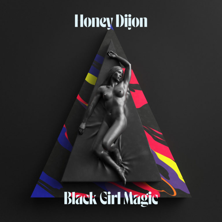 Cover von Black Girl Magic von Honey Dijon: Eine schwarze, glänzende Frauenfigur liegt sinnlich auf einer dreieckigen, skulpturalen Fläche vor schwarzem Hintergrund. Bunte Farbflächen (Gelb, Rot, Blau) rahmen das Dreieck seitlich ein, der Titel erscheint in markanter Typografie darüber und darunter.