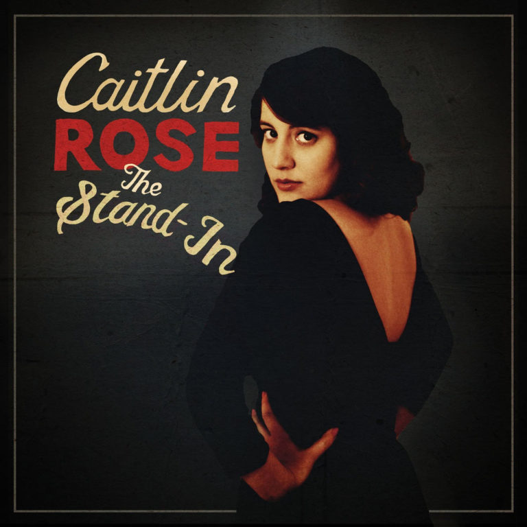 Frau in schwarzem Kleid mit Blick über die Schulter auf einem Albumcover mit Schriftzug.