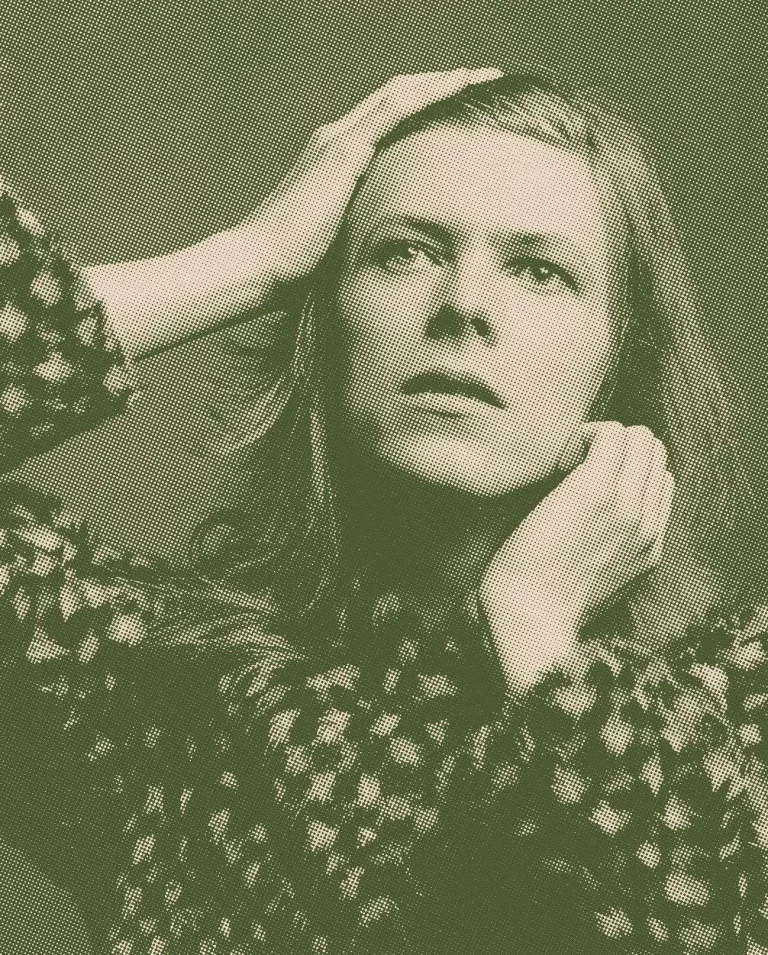 David Bowie mit nachdenklichem Blick, die Hände ins lange Haar gelegt, wie in einem Moment zwischen Glamour und Grübelei – ein Zwischenzustand aus Theaterpose, Selbstsuche und Pop-Mythos. Das Bild wirkt wie ein eingefrorener Seufzer aus der Ära von Hunky Dory.