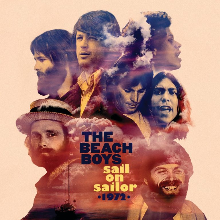 Das Cover von Sail On Sailor – 1972 zeigt die Bandmitglieder der Beach Boys in teils konturierten, teils wolkenverhangenen Portraits – ein nostalgischer Blick auf einen Wendepunkt in der Bandgeschichte, zwischen Aufbruch und Abgesang.
