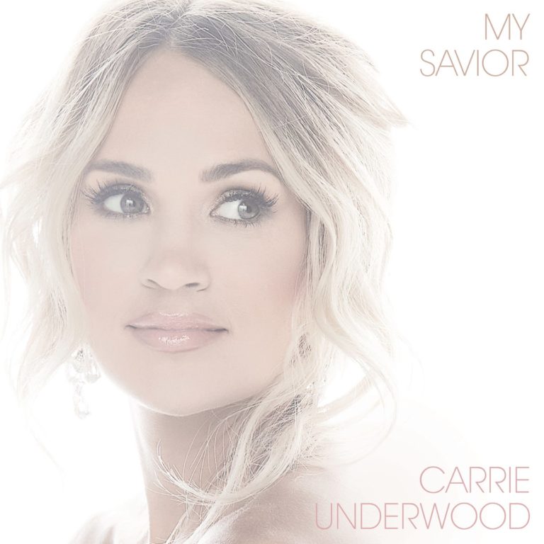 Albumcover von My Savior von Carrie Underwood: Ein stark aufgehelltes Porträt der Künstlerin in zarten Rosé- und Cremetönen, mit weichem Fokus und eleganter Typografie. Ihr Blick geht verträumt zur Seite, der Hintergrund ist reinweiß. Das gesamte Cover strahlt Reinheit, Sanftheit und spirituelle Ruhe aus.