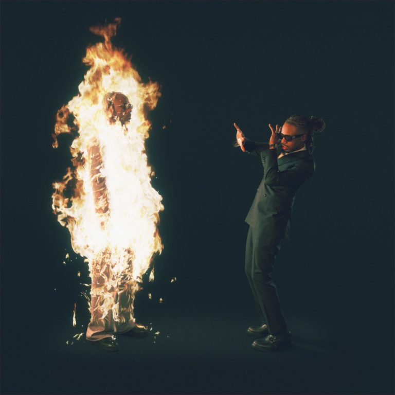 Coverbild von „Heroes & Villains“: Metro Boomin steht stilvoll im Anzug vor einer lichterloh brennenden Gestalt – ein visuelles Statement über Dualität, Macht und Selbstinszenierung im Rap-Universum.