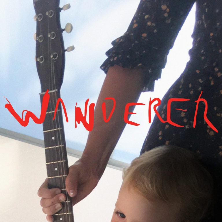 Nahaufnahme einer Person mit Gitarre und Kind, roter Schriftzug Wanderer.