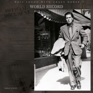 Cover von World Record von Neil Young & Crazy Horse: Ein schwarz-weißes Foto zeigt einen Mann im Anzug (vermutlich Youngs Vater), der entschlossen durch eine Stadtstraße geht. Im Hintergrund ein alter Blumenladen („Sally’s Flowers“). Die Szene wirkt wie ein Moment aus der Vergangenheit, eingefroren zwischen Dokument und Erinnerung – unterlegt mit offizieller Aktenoptik.