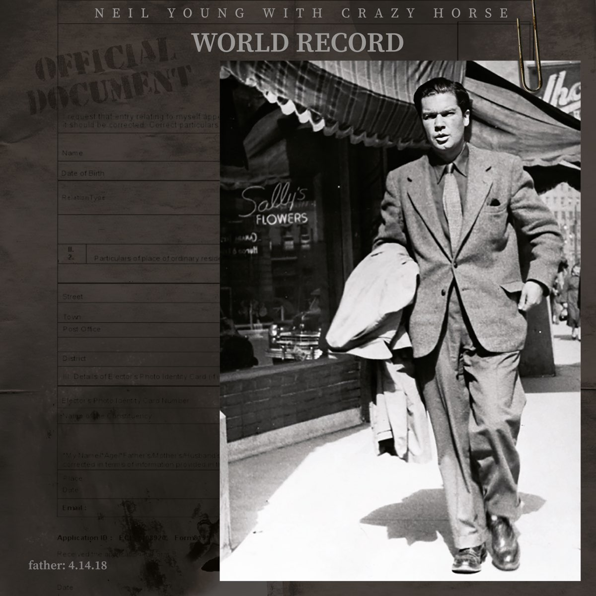Cover von World Record von Neil Young & Crazy Horse: Ein schwarz-weißes Foto zeigt einen Mann im Anzug (vermutlich Youngs Vater), der entschlossen durch eine Stadtstraße geht. Im Hintergrund ein alter Blumenladen („Sally’s Flowers“). Die Szene wirkt wie ein Moment aus der Vergangenheit, eingefroren zwischen Dokument und Erinnerung – unterlegt mit offizieller Aktenoptik.