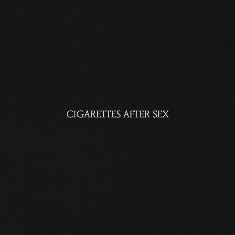 Schwarzes Cover mit weißem Schriftzug Cigarettes After Sex in der Mitte.