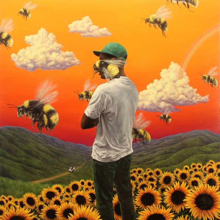 Person in weißem T-Shirt und grünem Hut steht in Sonnenblumenfeld mit fliegenden Bienen und orangefarbenem Himmel.