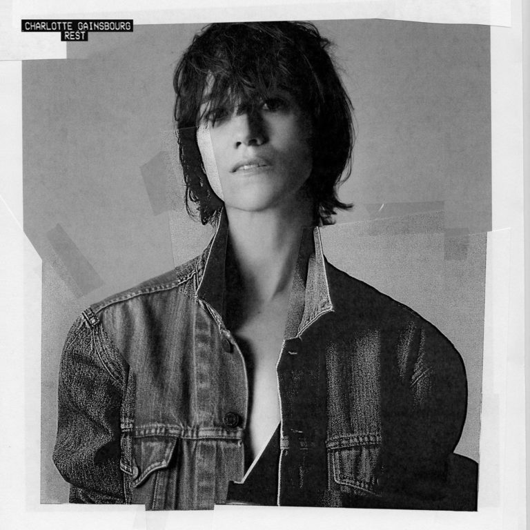 Schwarzweiß-Porträt von Charlotte Gainsbourg in Jeansjacke auf dem Albumcover von Rest.