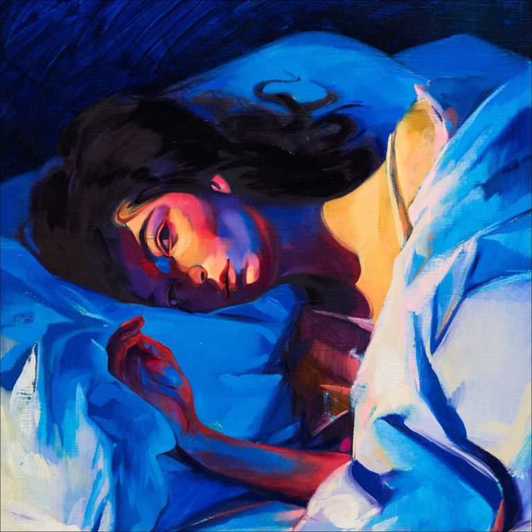 Gemaltes Porträt von Lorde, die in Blau- und Rottönen in einem Bett liegt, mit melancholischem Ausdruck und dynamischer Farbgebung.