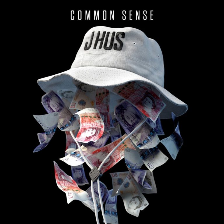 Weißer Fischerhut mit J Hus Logo, umgeben von fliegenden britischen Geldscheinen.