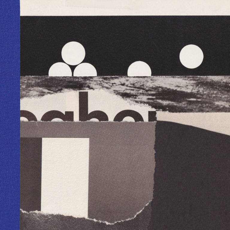 Abstrakte Collage aus zerrissenen Papierstücken in Schwarz-Weiß mit blauen Akzenten.