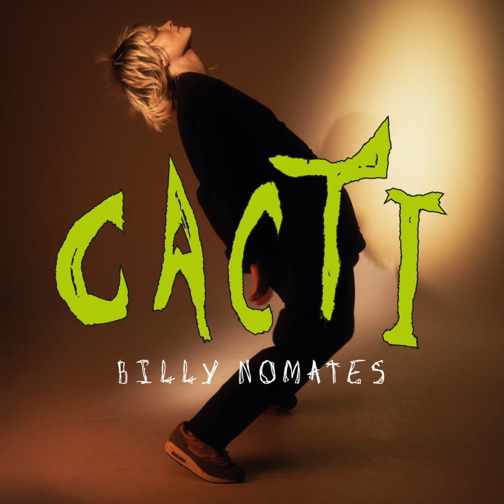 Cover des Albums „CACTI“ von Billy Nomates mit grünem, handschriftlichem Schriftzug, die Künstlerin im Schattenwurf nach hinten gelehnt – rau, DIY und trotzig.