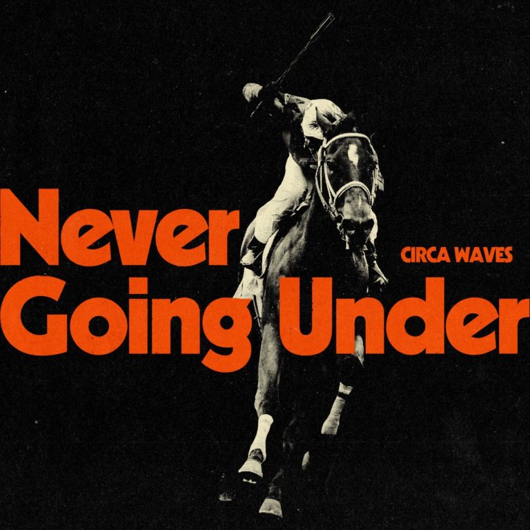 Cover des Albums „Never Going Under“ von Circa Waves mit Reiter auf Pferd im Schwarz-Weiß-Stil, großer oranger Schrift und dynamischer Komposition.