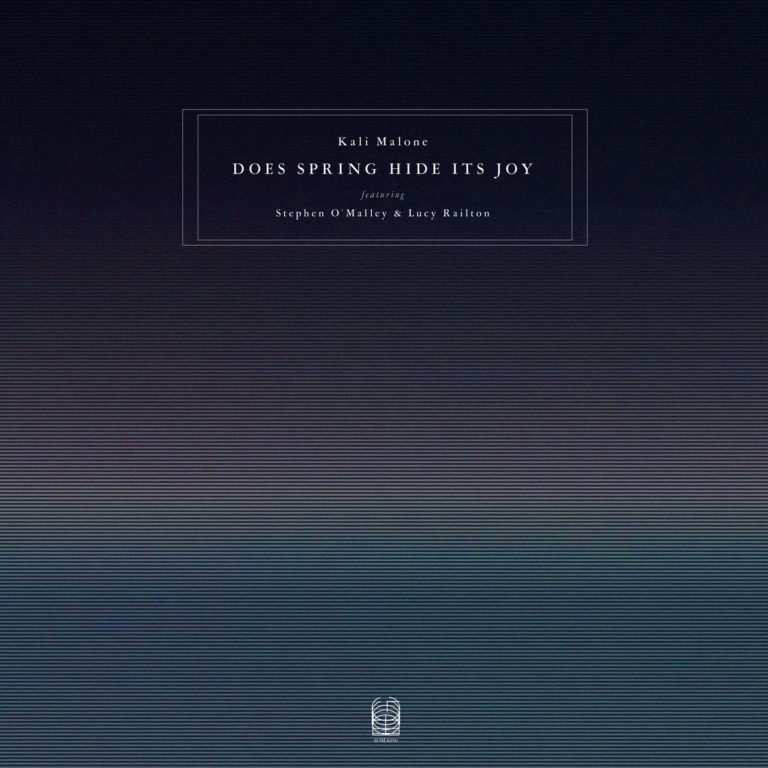 Albumcover von „Does Spring Hide Its Joy“ von Kali Malone, minimalistisch mit feinen Linienverläufen in Blau- und Violetttönen und zentriertem Textlayout.