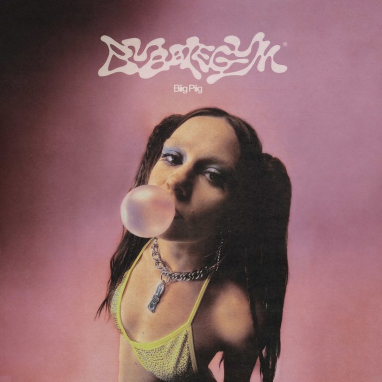 Cover des Mixtapes „Bubblegum“ von Biig Piig mit rosa Hintergrund, der Künstlerin mit Kaugummiblase, Glitzer-Top und verspieltem Y2K-Style.