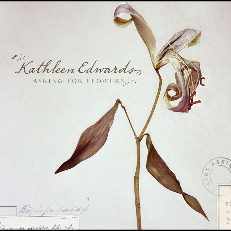 Albumcover von Kathleen Edwards „Asking for Flowers“ mit einer welken Lilienblüte auf hellem Hintergrund und elegantem Schriftzug.