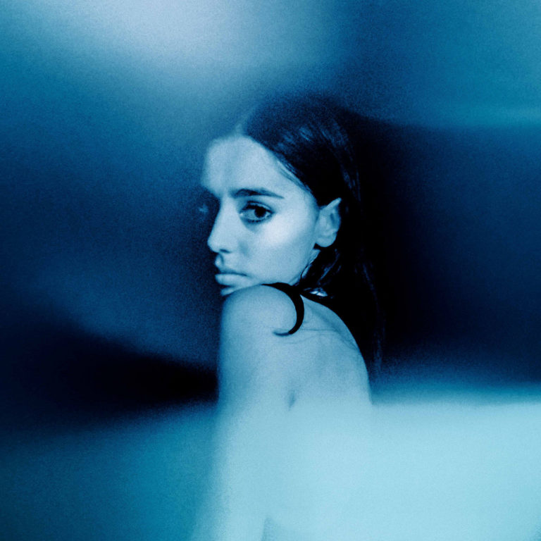 Porträt der Künstlerin Samia in blauer, verschwommener Lichtstimmung – Cover des Albums „Honey“, geheimnisvoll und intim inszeniert.