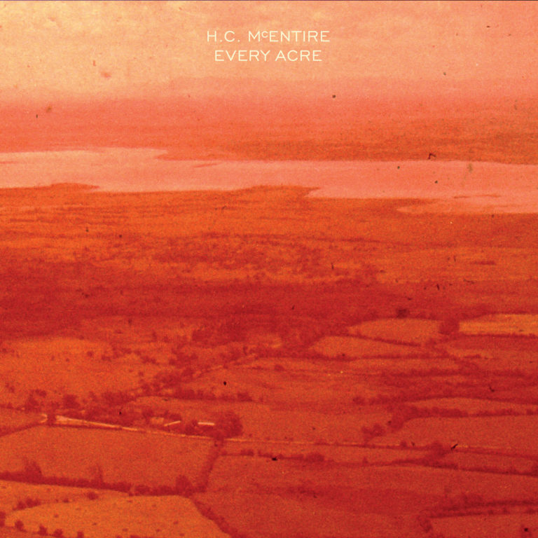 Rötlich gefiltertes Luftbild einer ländlichen Landschaft mit Feldern und einem Flusslauf – Cover des Albums „Every Acre“ von H.C. McEntire.