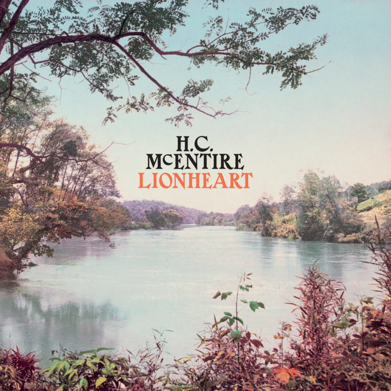 Flusslandschaft mit Bäumen und Himmel im Hintergrund, Albumtitel und Künstlername in der Mitte.