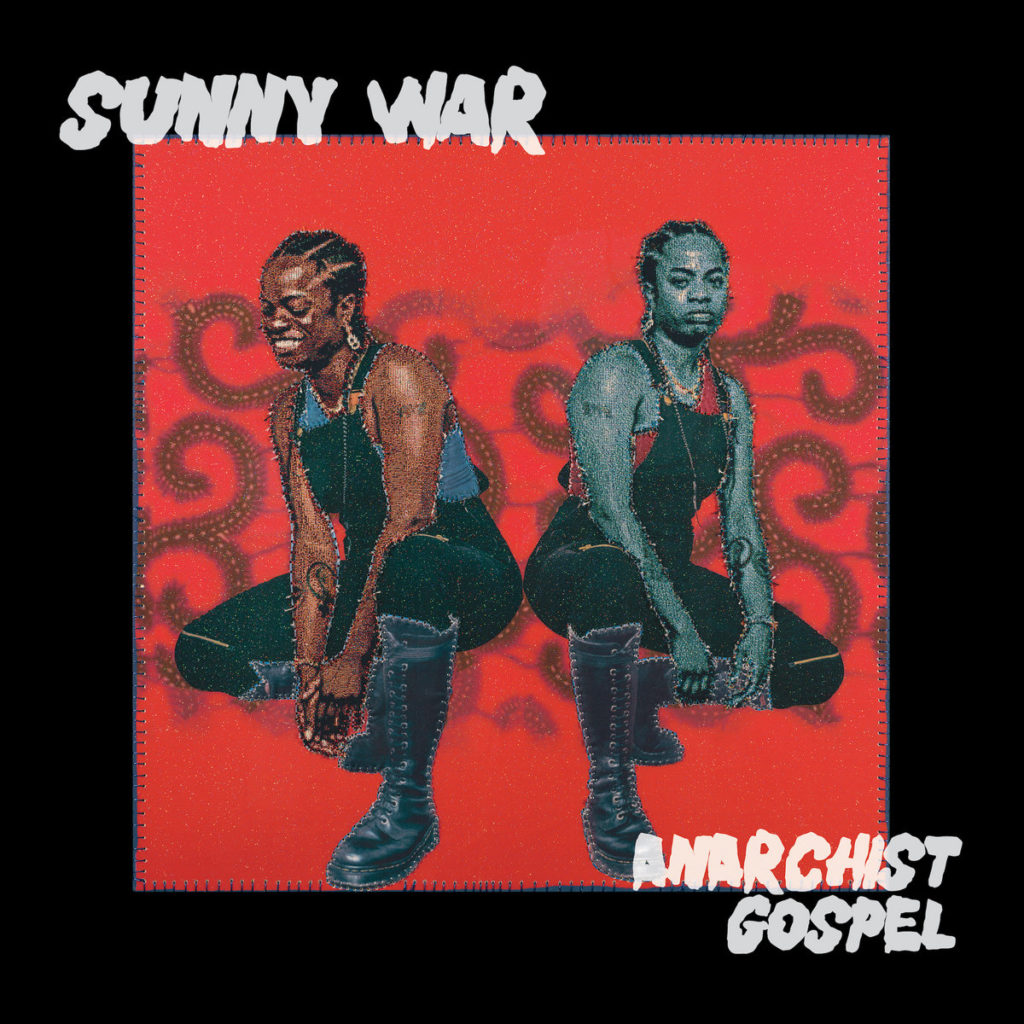 Albumcover von „Anarchist Gospel“ mit zwei nebeneinander montierten Bildern von Sunny War vor rotem Hintergrund und schwarzem Rahmen