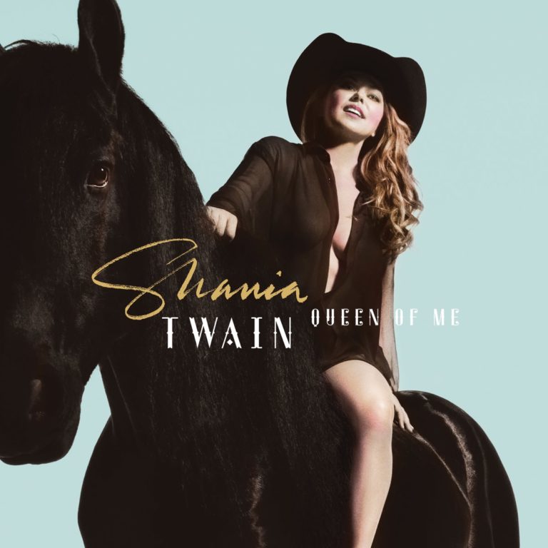 Albumcover von „Queen of Me“ mit Shania Twain im schwarzen Cowgirl-Outfit auf einem dunklen Pferd vor hellblauem Hintergrund