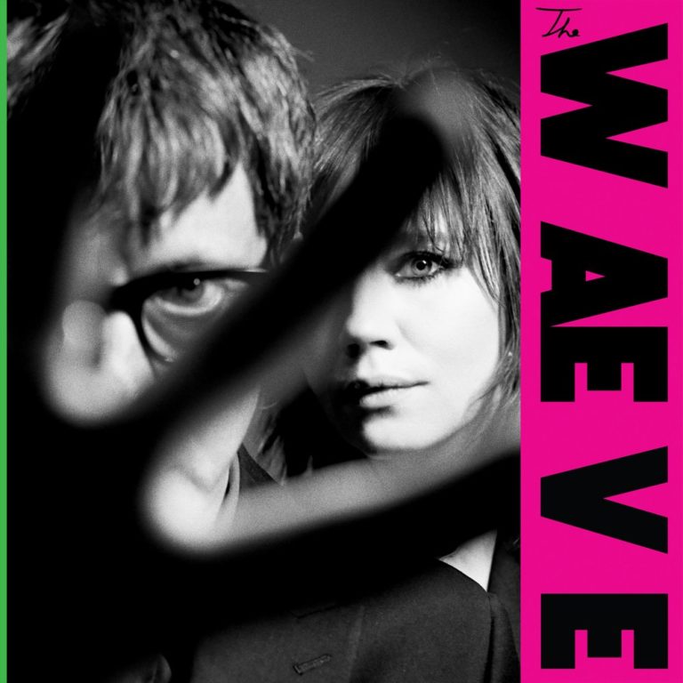 Schwarz-weißes Albumcover von The WAEVE mit Graham Coxon und Rose Elinor Dougall hinter einer verschwommenen Hand, pinker Schriftzug am Rand