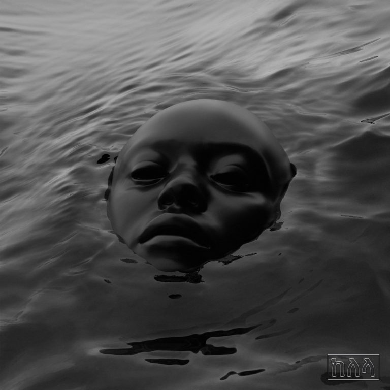 Cover von „Raven“ von Kelela: Ein schwarzer, glänzender Kopf schwebt wie aus Wasser geformt auf dunkler Wasseroberfläche – minimalistisch, geheimnisvoll.