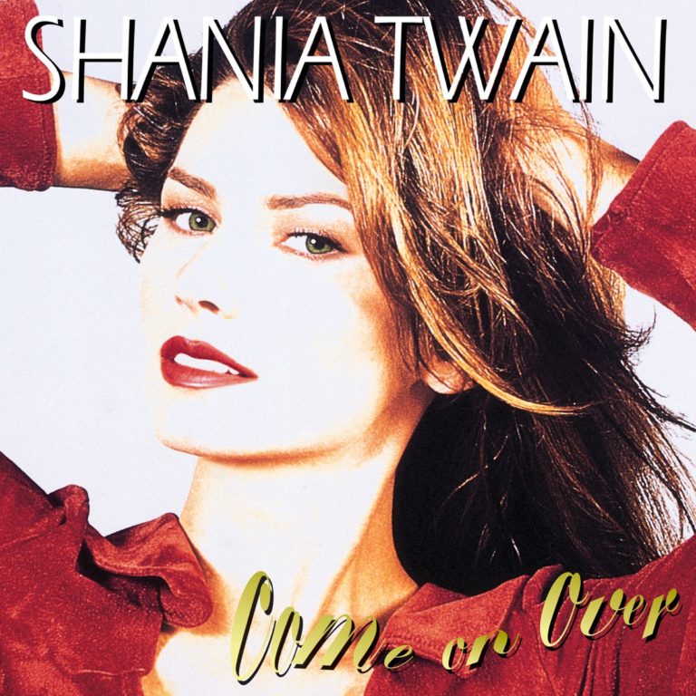 Porträt von Shania Twain mit rotem Oberteil und Schriftzug Come On Over.