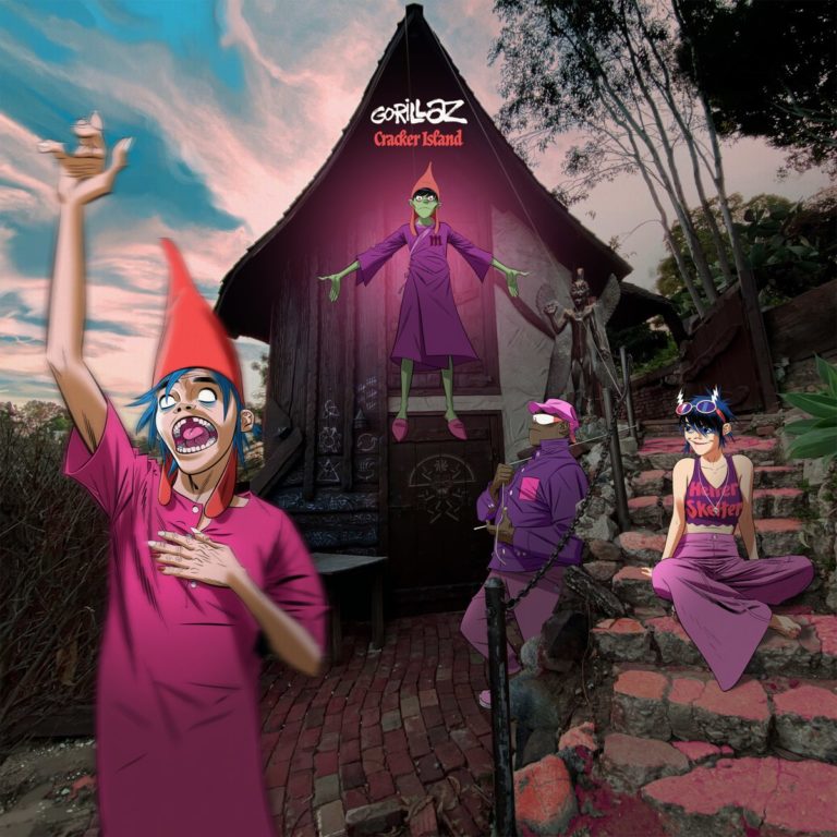 Albumcover von Cracker Island von Gorillaz mit cartoonhaften Bandmitgliedern in pink vor einem düsteren, märchenhaften Gebäude in surrealer Kulisse.