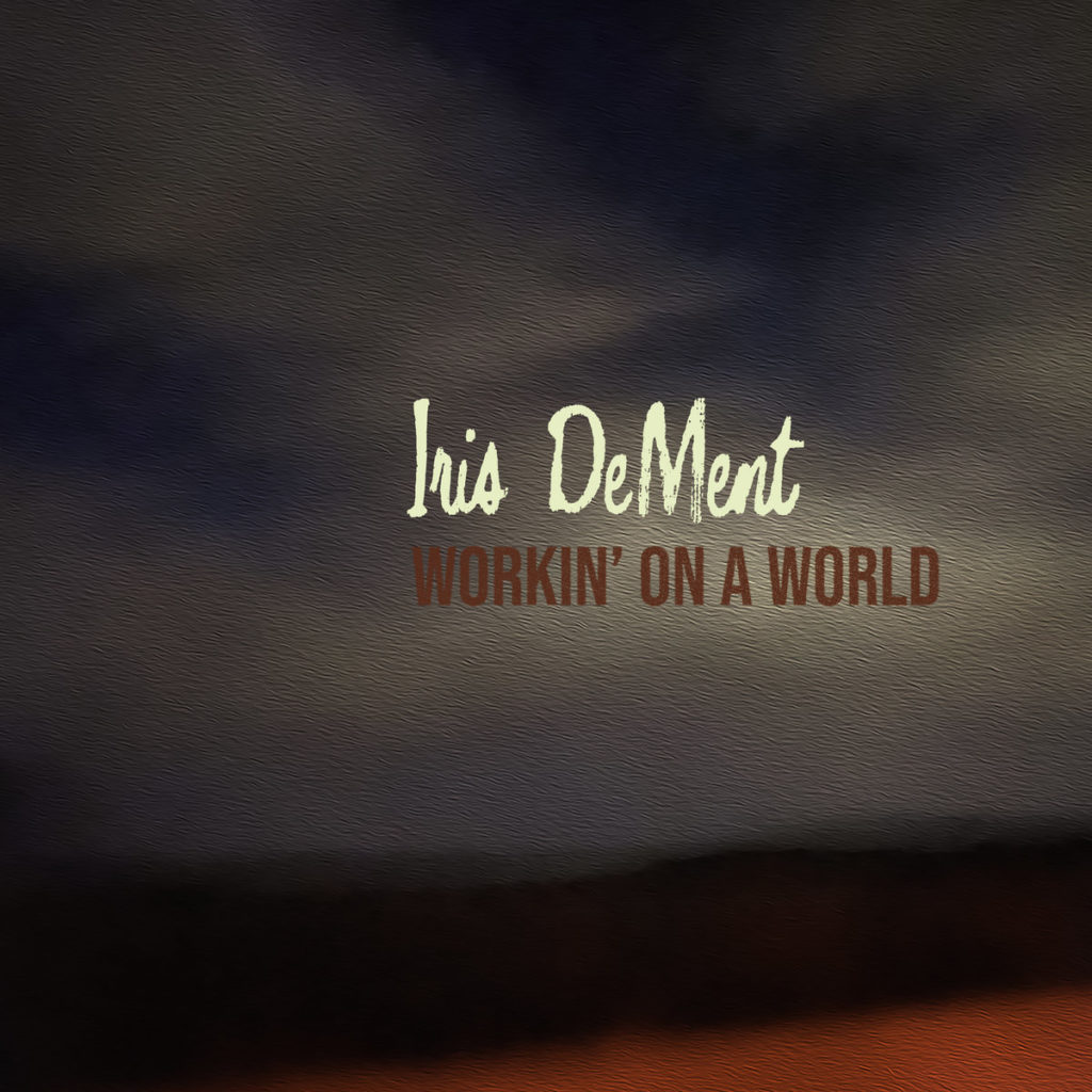 Dunkles, wolkenverhangenes Albumcover mit Text „Iris DeMent – Workin’ on a World“ – Symbol für kämpferischen Country-Gospel und gesellschaftliche Vision.