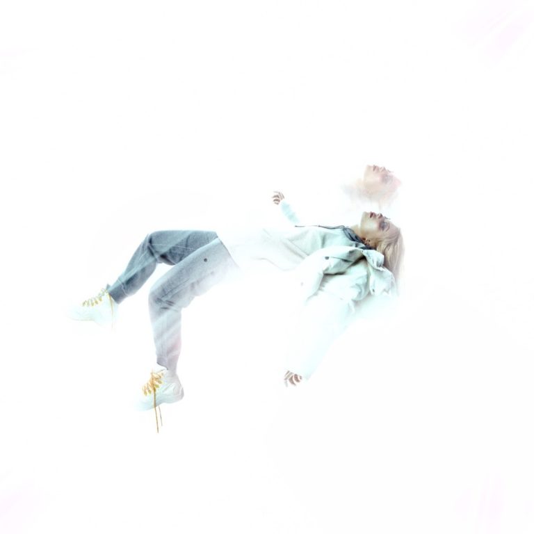 Verwaschenes Bild von daine in schwebender Pose auf weißem Hintergrund – Cover des hyperemotionalen und experimentellen Mixtapes „shapeless“.