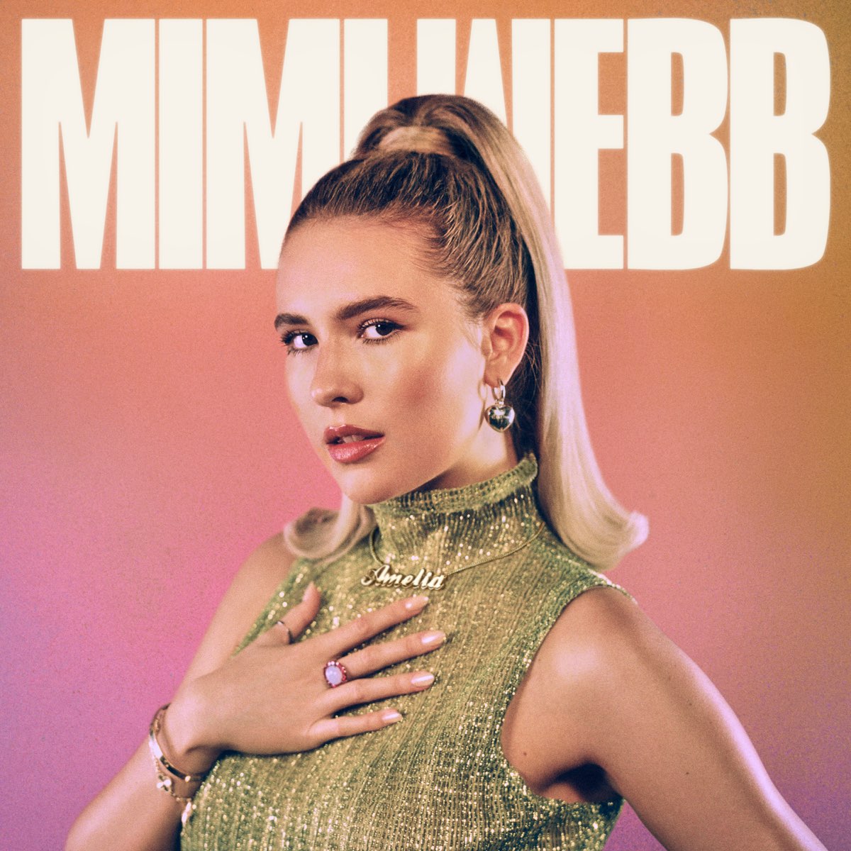 Porträt von Mimi Webb vor farbigem Verlaufshintergrund, trägt funkelndes Oberteil und „Amelia“-Kette – Cover des Debütalbums „Amelia“.