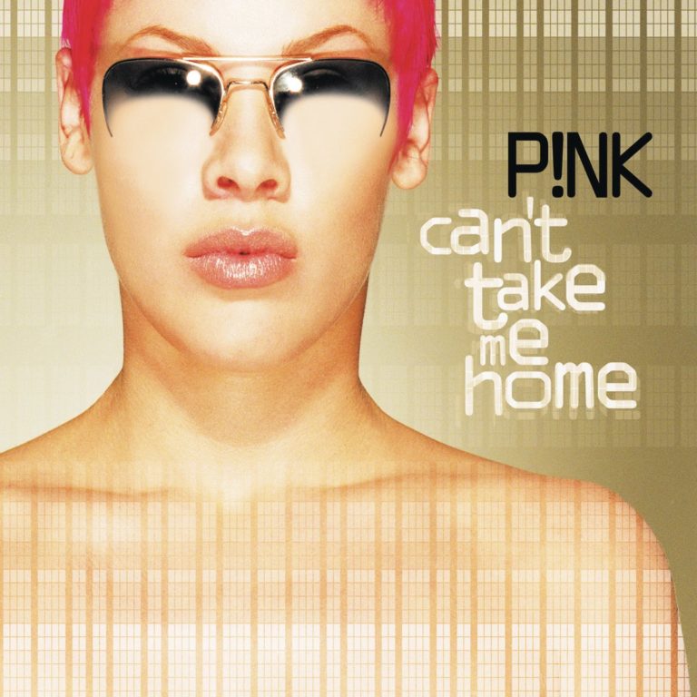 Nahaufnahme einer Person mit pinken Haaren und Sonnenbrille vor einem grafischen Hintergrund.