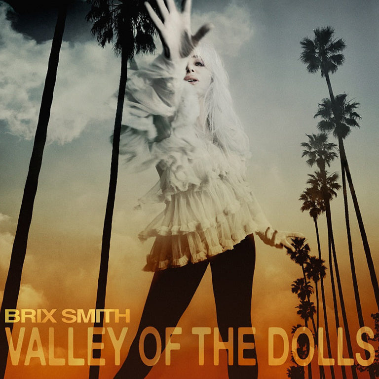 Cover des Albums „Valley of the Dolls“ von Brix Smith mit surrealer Figur in weißem Kleid vor Palmenkulisse bei Sonnenuntergang – Grunge trifft Glamour.