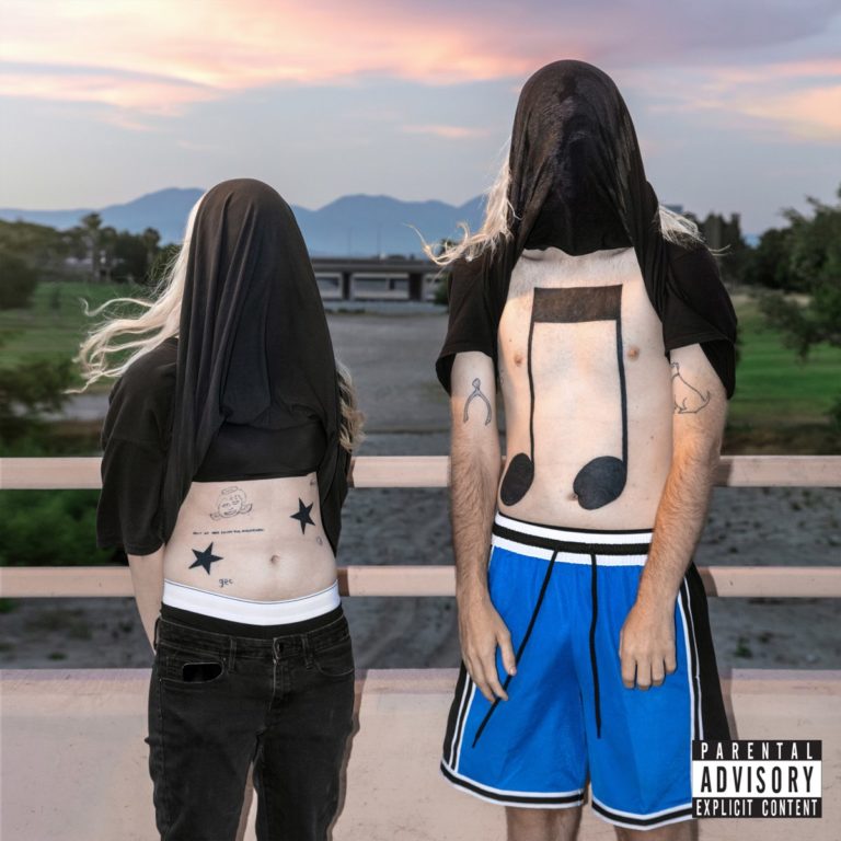 Albumcover von „10,000 gecs“ von 100 gecs: Zwei Personen mit über den Kopf gezogenen T-Shirts stehen oberkörperfrei auf einer Brücke, Tattoos und ein Sonnenuntergang im Hintergrund.