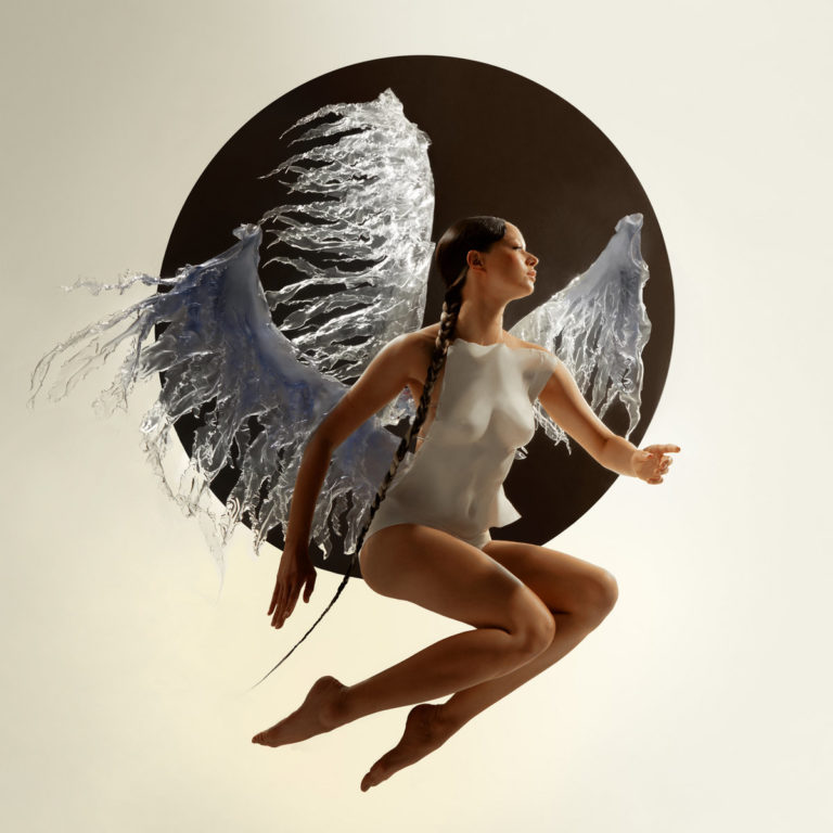 Albumcover von „YIAN“ von Lucinda Chua: Eine Frau mit geflochtenem Zopf und gläsernen Engelsflügeln schwebt vor schwarzem Kreis auf hellem Hintergrund.