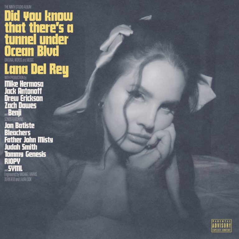 Albumcover von Lana Del Rey – Did You Know That There's a Tunnel Under Ocean Blvd: Schwarz-weiß Porträt der Sängerin mit Schleife im Haar, melancholischer Blick, gelber Typografie.