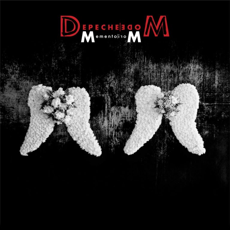Albumcover von „Memento Mori“ von Depeche Mode: Zwei weiße Blumenkränze in Engelsflügelform auf schwarzem, verwittertem Hintergrund.