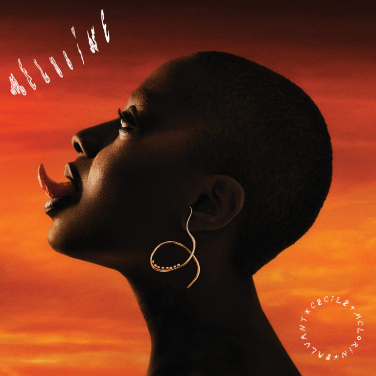 Albumcover von Cécile McLorin Salvant – Mélusine: Profilaufnahme vor Sonnenuntergang, mit heraushängender Zunge in Schlangenform und elegantem Ohrschmuck, typografisch kunstvoll gestaltet.