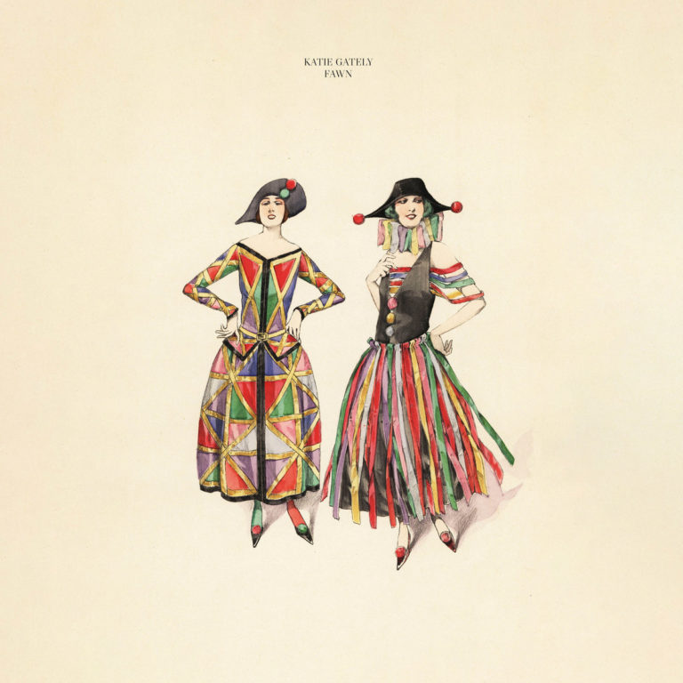 Albumcover von "Fawn / Brute" von Katie Gately mit zwei illustrativen Frauenfiguren in bunten Kostümen auf hellem Hintergrund, inspiriert von Theater und Zirkus.
